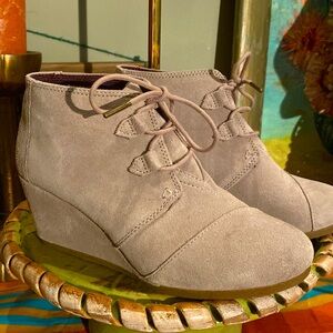 Toms Desert Wedge Heel Suede Leather Lace-up Ankle Bootie Taupe Tan 9